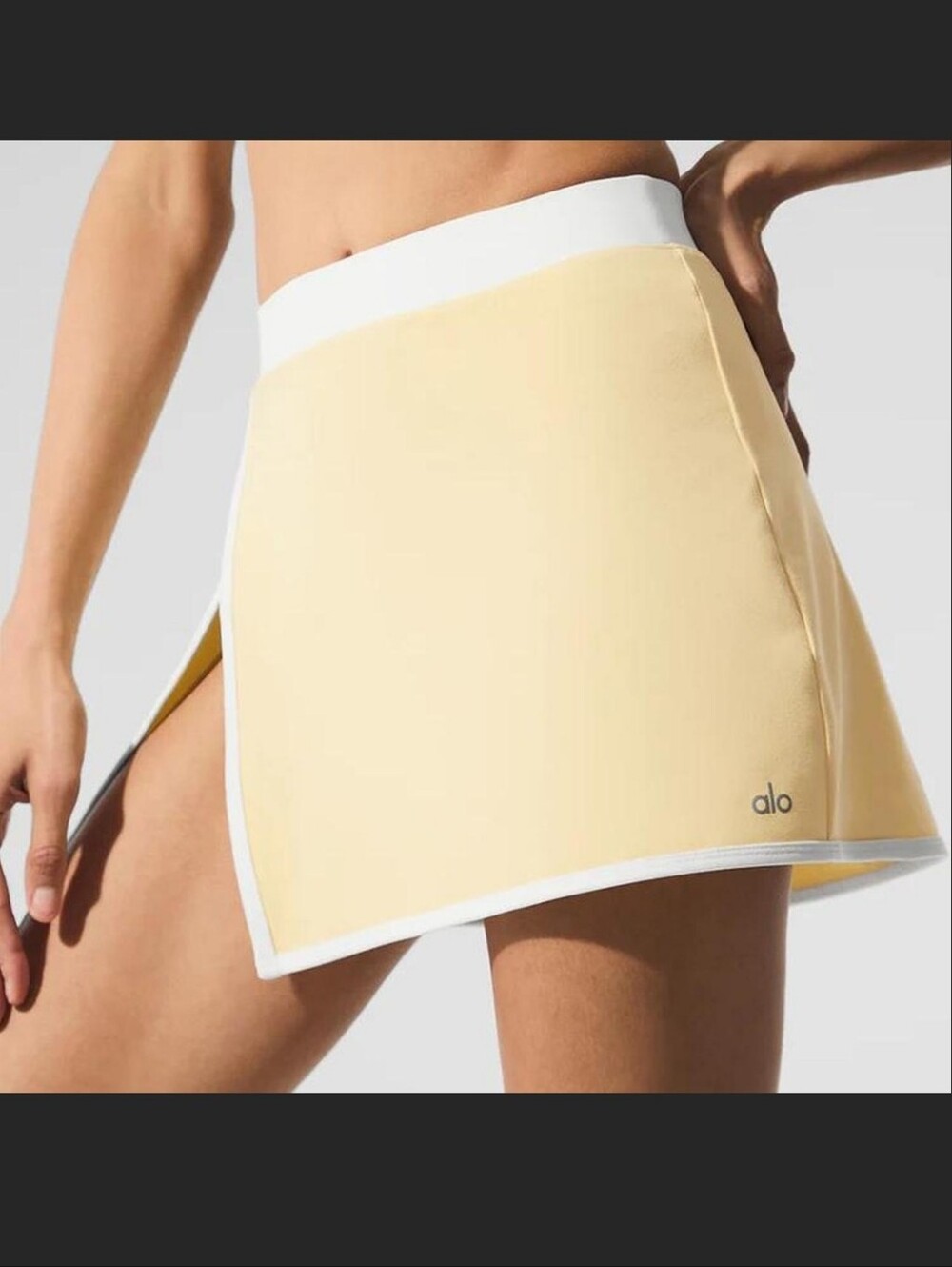 Alo Yoga Airbrush Streamlined Tennis Skirt in Warm Butter sz SMALL